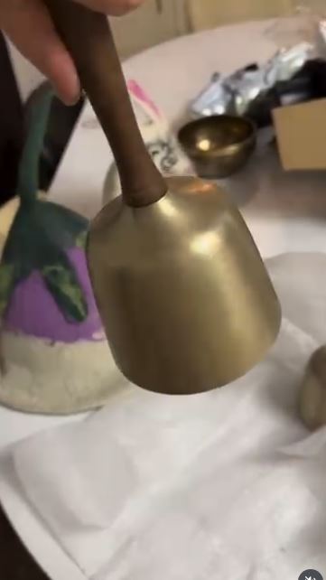 Чаша-дзвін з ручкою Чаша-дзвін з ручкою