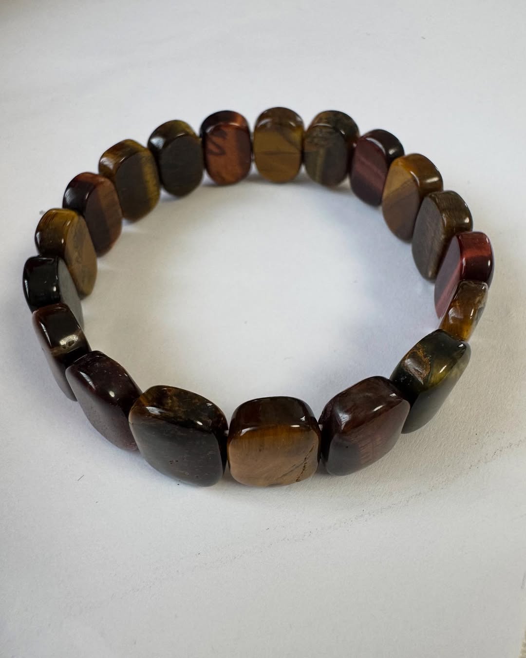 Браслет з трьох каменів: тигрове око, соколине око та бичаче око. Браслет з трьох каменів: тигрове око, соколине око та бичаче око.