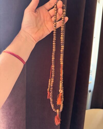 Чотки з сандалового дерева з розділювачами — 108 бусин Чотки з сандалового дерева з розділювачами — 108 бусин