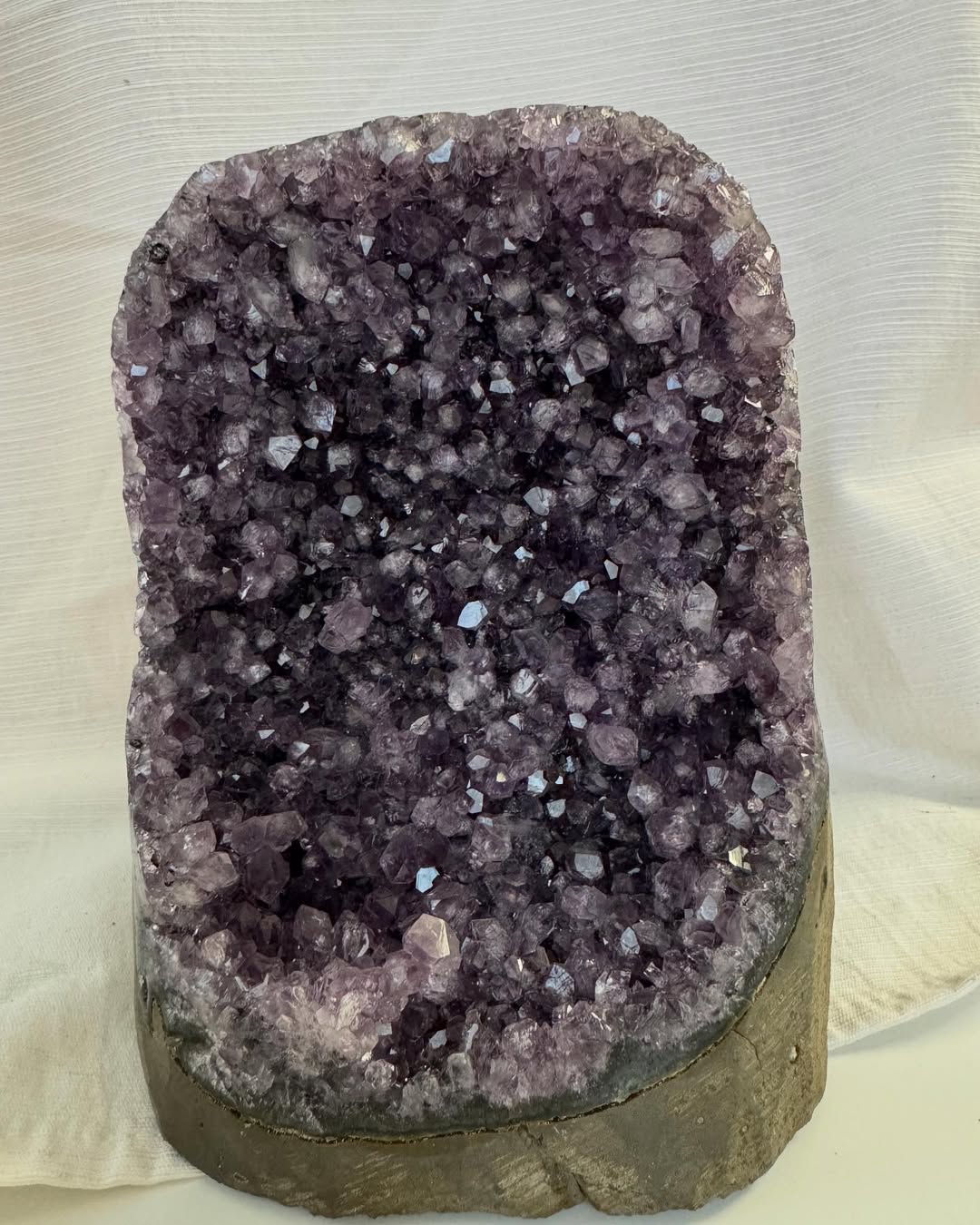 Друза Аметиста — потужний кристал гармонії та духовного очищення Друза Аметиста — потужний кристал гармонії та духовного очищення