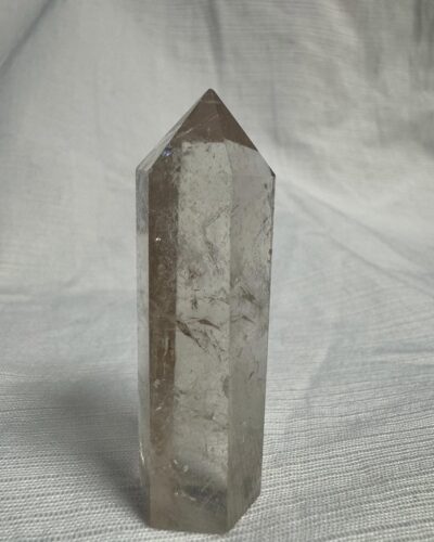 Конус із гірського кришталю — камінь світла, чистоти й сили.