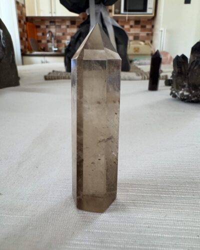 Кристал у формі олівця з димчастого кварцу