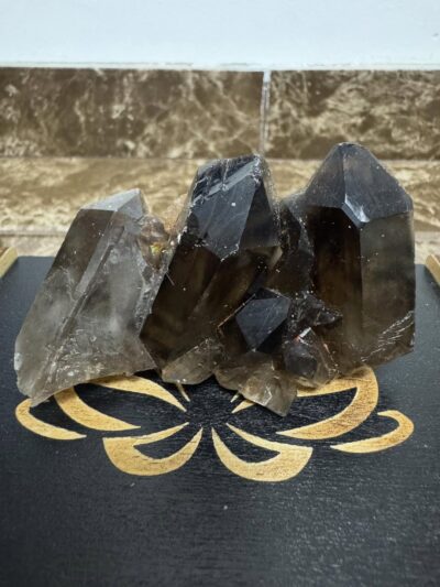 Натуральний мінерал — кластер димчастого кварцу Натуральний мінерал — кластер димчастого кварцу