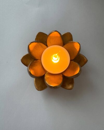 Підсвічник у формі золотого лотоса з електросвічкою Підсвічник у формі золотого лотоса з електросвічкою