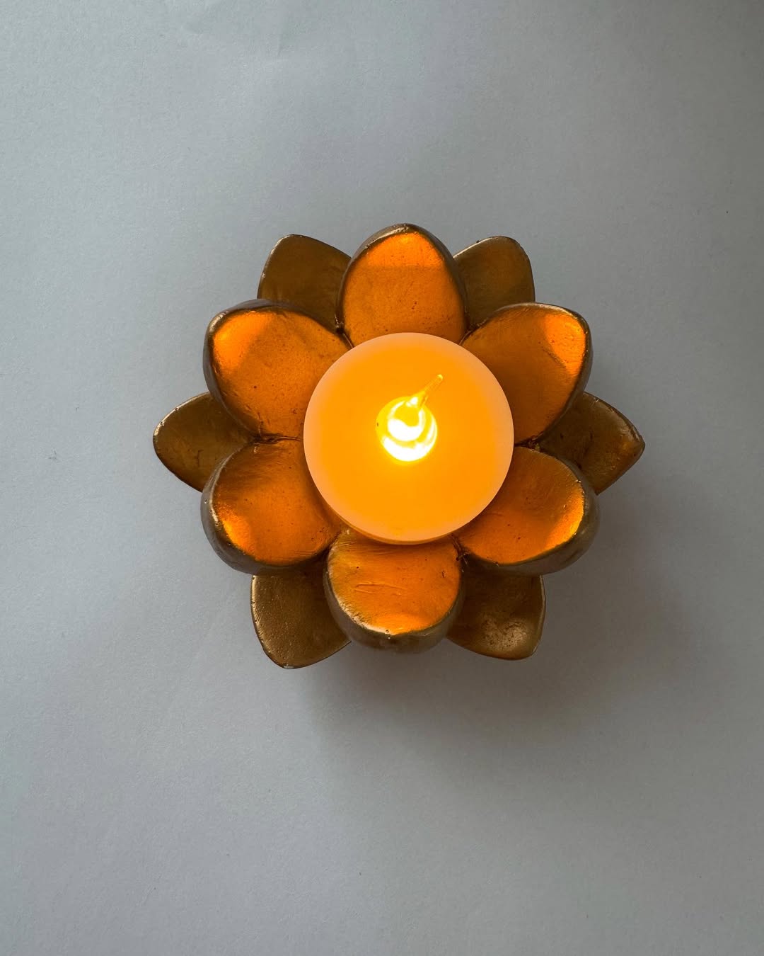 Підсвічник у формі золотого лотоса з електросвічкою Підсвічник у формі золотого лотоса з електросвічкою