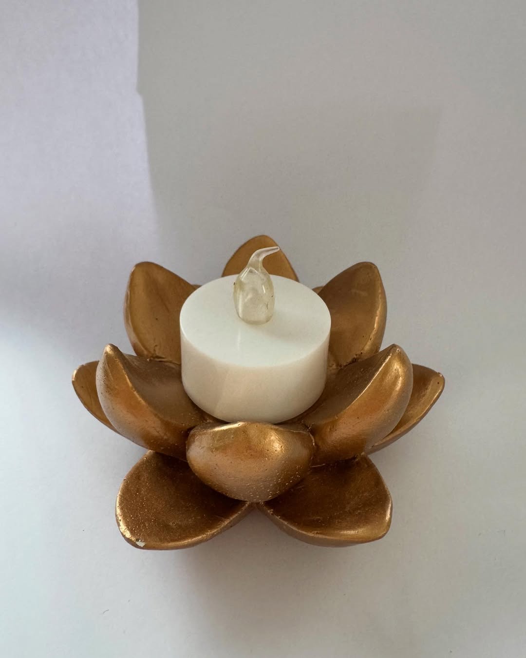 Підсвічник у формі золотого лотоса з електросвічкою Підсвічник у формі золотого лотоса з електросвічкою