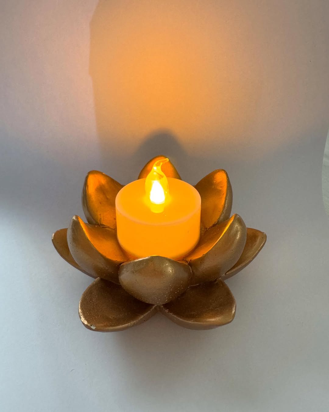 Підсвічник у формі золотого лотоса з електросвічкою Підсвічник у формі золотого лотоса з електросвічкою