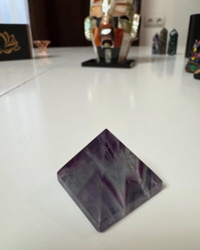 Пірамідка з флюориту
