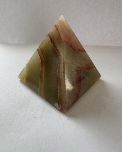 Пірамідка з оніксу Пірамідка з оніксу