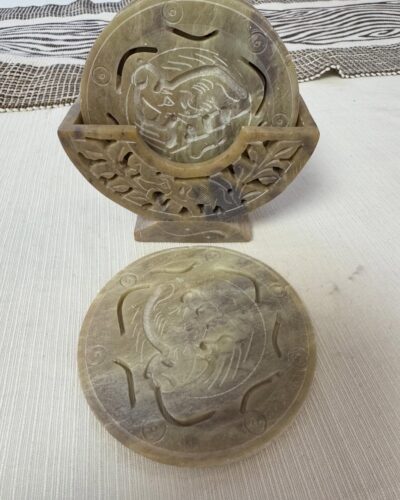 Різьблені кам’яні тарілочки під чашечки з підставкою