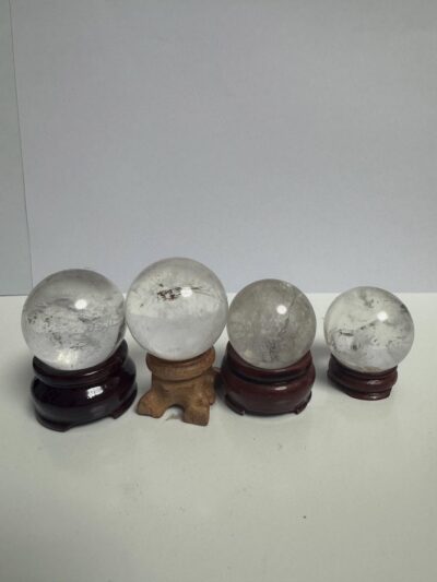 Шари з гірського кришталю — камінь чистоти, світла та ясності Шари з гірського кришталю — камінь чистоти, світла та ясності