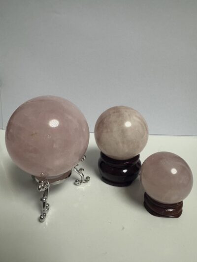 Шари з рожевого кварцу — натуральний камінь любові та гармонії Шари з рожевого кварцу — натуральний камінь любові та гармонії