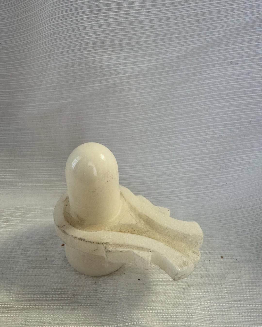 Шивалінгам із каменю — символ творчої сили Шиви Шивалінгам із каменю — символ творчої сили Шиви