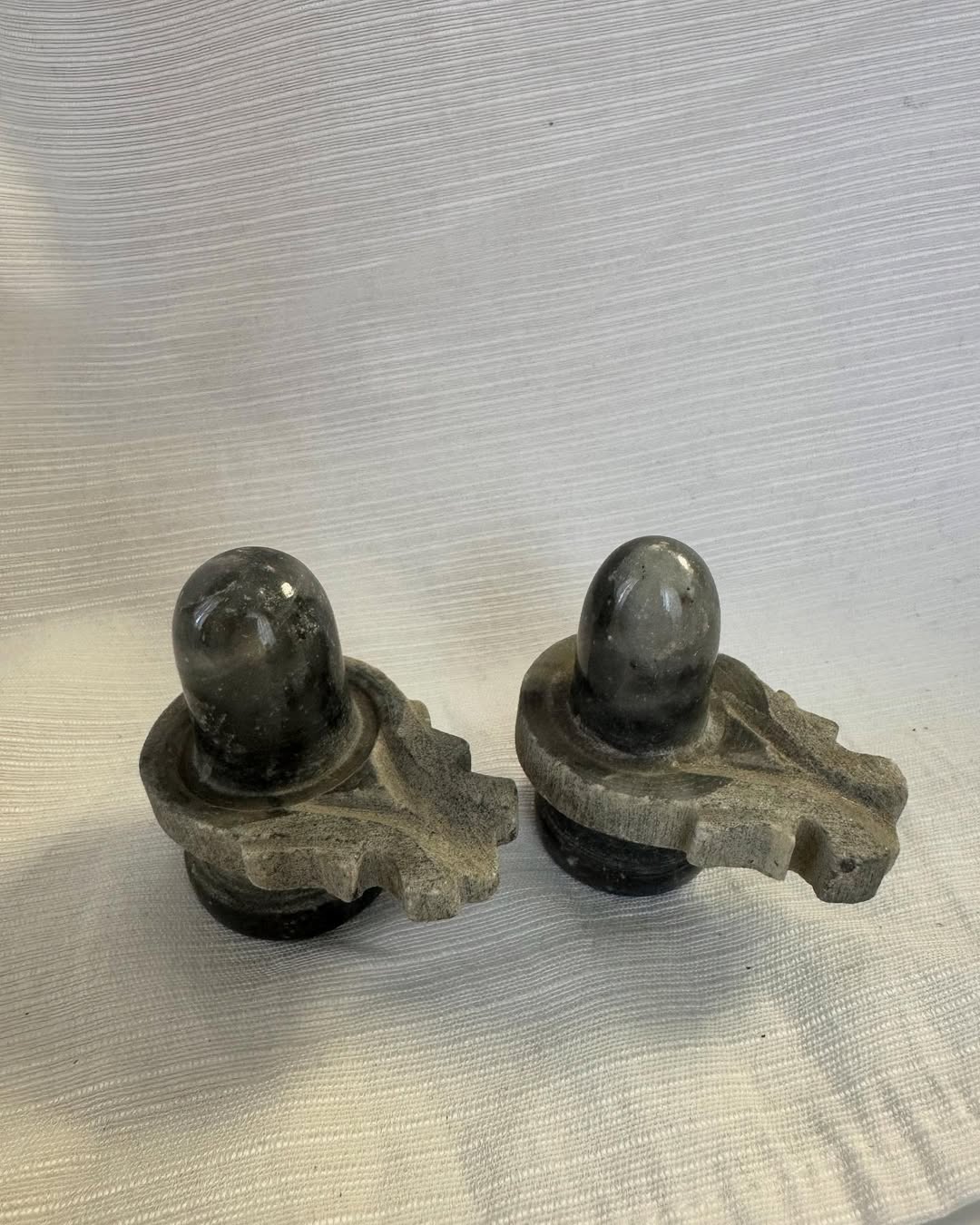 Шивалінгам із каменю — символ творчої сили Шиви Шивалінгам із каменю — символ творчої сили Шиви