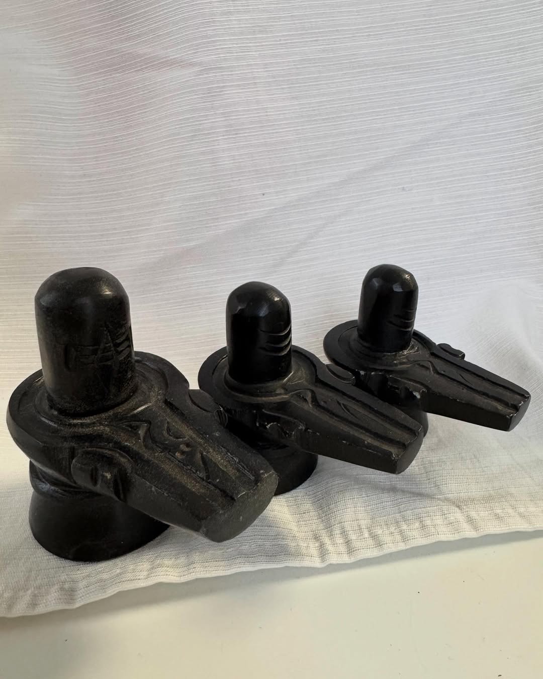 Шивалінгам із каменю — символ творчої сили Шиви Шивалінгам із каменю — символ творчої сили Шиви