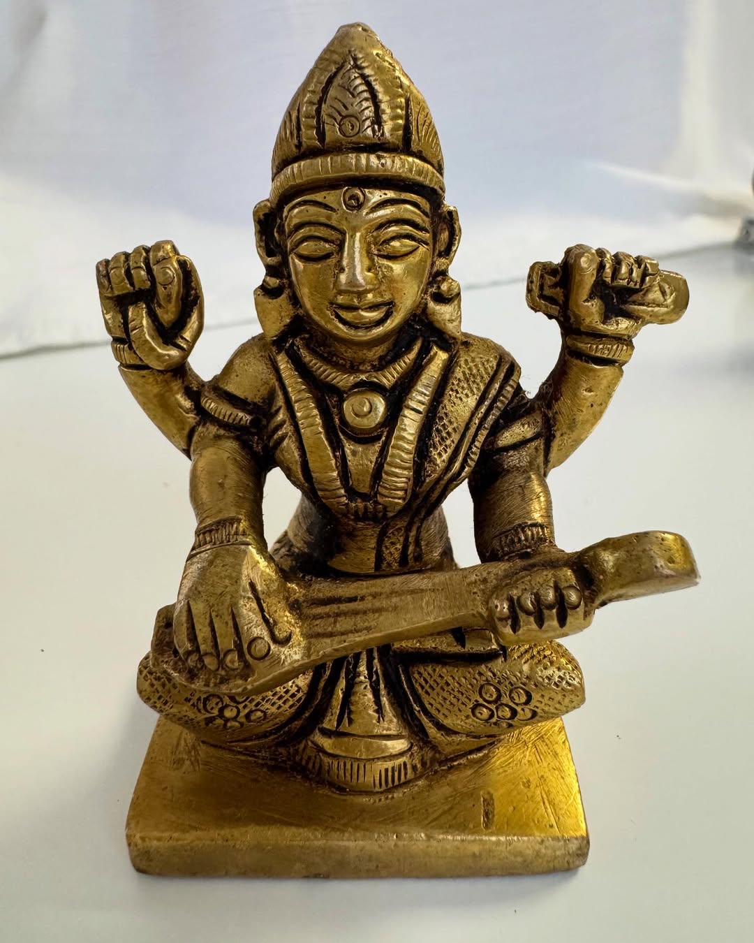 Статуетка Сарасваті з бронзи — божественна мудрість та творчість Статуетка Сарасваті з бронзи — божественна мудрість та творчість